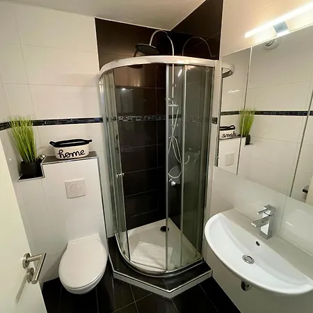 Vibe Altstadt - Zentral - Sonnig - Voll Ausgestattet דירה *